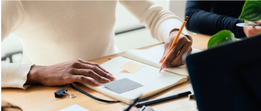 Obligación consignar contrato de trabajo, reajuste gratificación legal